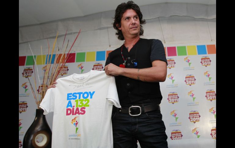 Saúl Hernández presumió una de las playeras que los organizadores entregaron a los artistas.S.NÚÑEZ  /