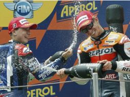 El piloto australiano de MotoGP, Casey Stoner festejando con Lorenzo. EFE  /
