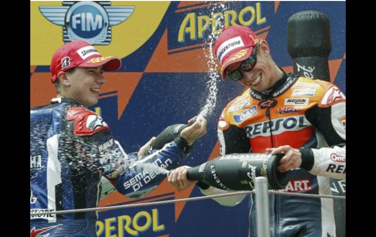 El piloto australiano de MotoGP, Casey Stoner festejando con Lorenzo. EFE  /