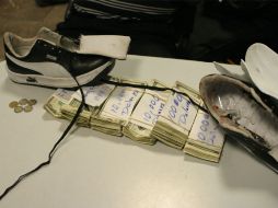 En la imagen el calzado y el dinero que aseguraron en el Aeropuerto de Guadalajara. ESPECIAL  /
