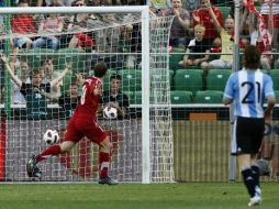 Adrian Mierzejewski festeja tras concretar una anotación para Polonia. REUTERS  /