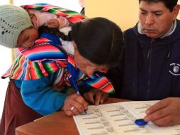 Peruana participa de los comicios presidenciales en Perú. AFP  /
