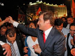 Pedro Passos Coelho, festeja el triunfo con seguidores. EFE  /