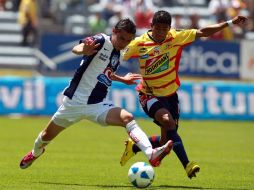 El lateral derecho proveniente del Pachuca, Paul Aguilar, combate el balón ante Joao Rojas de Monarcas, durante el Clausuara. MEXSPORT  /