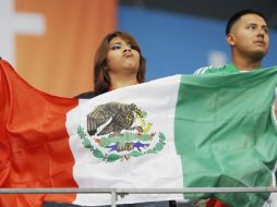 Una fanática apoya al Tri cargando la bandera México, antes del comienzo del partido ante el Salvador. AP  /