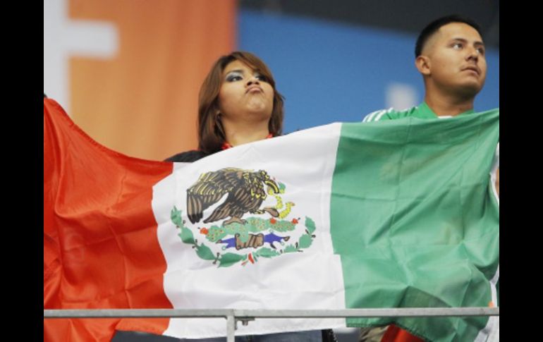 Una fanática apoya al Tri cargando la bandera México, antes del comienzo del partido ante el Salvador. AP  /