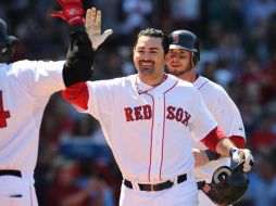 El primera base, Adrián González, celebra con sus compañeros tras conectar dos carreras. AFP  /