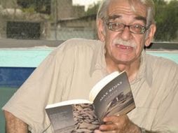 Los también escritores María Cruz Bravo y Iván Cruz Osorio, quienes subrayaron la trascendencia poética del autor. ESPECIAL  /