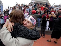 Seguidores de Ollanta Humala celebran tras conocer los primeros sondeos que dan la ventaja a su candidato. REUTERS  /