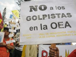 Decenas de personas protestan en San Salvador en contra del presidente del país, Mauricio Funes. EFE  /