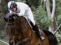 Juan Vicente Mendoza, montando a “Uno Momento”, se adjudicó la prueba estelar de este domingo. A. CAMACHO  /