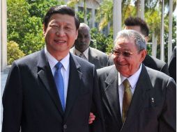 Vicepresidente chino, Xi Jinping (i) y el presidente cubano, Raúl Castro (d). AFP  /