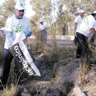 Emilio participa en programa de limpieza en Periférico