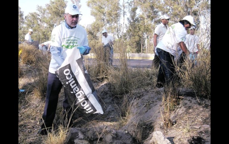El mandatario estatal llegó a las 08:30 y durante una hora participó con ciudadanos en la limpieza de la arteria. ESPECIAL  /