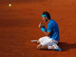 El español Rafael Nadal celebra su victoria sobre el suizo Roger Federer para ganar por sexta vez el torneo de Roland Garros. AP  /