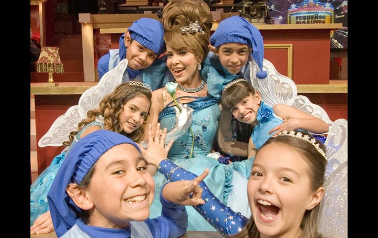 La cantante compartió el micrófono con las voces del concurso. ELUNIVERSAL  /