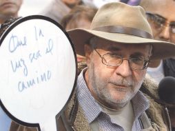 El poeta llegó a San Luis Potosí en una camioneta conducida por Emilio Álvarez Icaza. AP  /