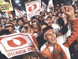 Simpatizantes de Ollanta Humala celebran en Lima. Cuatro sondeos dan el triunfo al candidato de Gana Perú. AFP  /