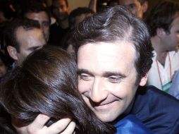 El candidato socialdemócrata festeja con su esposa el triunfo de las elecciones. AP  /