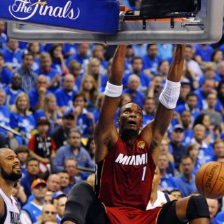 Canasta de Chris Bosh da a Miami triunfo sobre Dallas