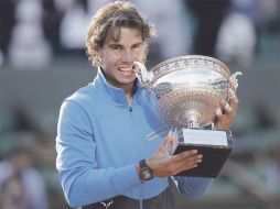 Tras tres horas y 40 minutos de un intenso y emocionante duelo, Rafael Nadal derrotó en cuatro sets a Roger Federer. EFE  /