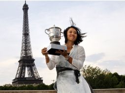 La tenista china Li Na posa con su trofeo del torneo francés. AFP  /