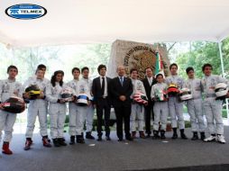 El piloto tapatío Sergio Pérez posa junto con el Presidente Felipe Calderón en Los Pinos. NTX  /