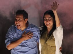 El vencedor de las elecciones, Ollanta Humala, saluda a sus simpatizantes junto su esposa Nadine Heredia. EFE  /