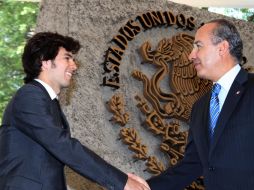 'Checo' Pérez saludando a Felipe Calderón. NOTIMEX  /
