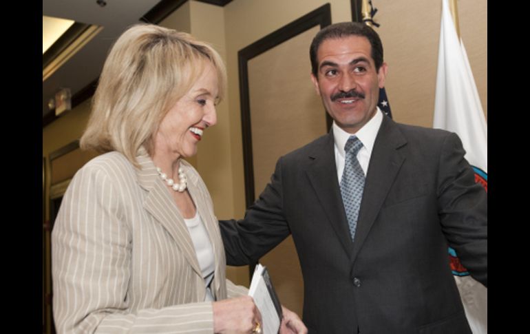 El gobernador de Sonora, Guillermo Padres  y la gobernadora de Arizona, Jan Brewer, durante una conferencia de prensa, en Phoenix. EFE  /
