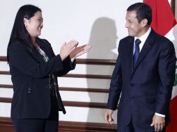 Keiko Fujimori felicita por el triunfo a su contrincante Ollanta Humala durante una reunión en Lima. AP  /