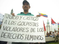 Un hombre se manifiesta a favor de que el bloque castigue el golpe de Estado en Honduras. EFE  /