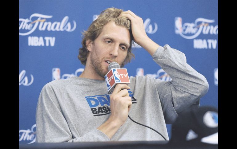 Dirk Nowitzki, líder de los Mavericks de Dallas, reconoció que viven una situación preocupante al ir abajo en la serie. EFE  /