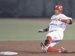 Gerónimo Gil, del México, se barre en la intermedia, en un juego ante Saltillo, al que barrieron en su serie pasada. MEXSPORT  /