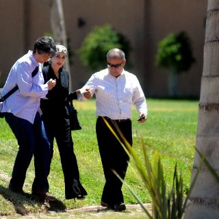 Familia de Hank Rhon recupera su residencia tras operativo