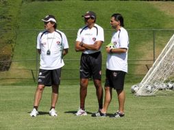 Rubén Omar Romano observando a los jugadores de Atlas en una práctica.  A. CAMACHO  /