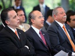 Felipe Calderón estuvo acompañado por directivos de la empresa y los secretarios de Economía y Hacienda. ESPECIAL  /