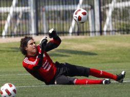 Guillermo Ochoa trabaja para seguir defendiendo la portería de México con éxito. EFE  /