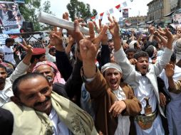 Manifestantes antigubernamentales gritan eslóganes mientras celebran la salida del país del presidente Ali Abdalá Saleh, en Saná. EFE  /