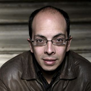 Distinguen Jorge Volpi con la Orden de Isabel la Católica