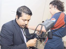 Héctor Reynoso se somete al examen cardiológico en las instalaciones del Estadio Omnilife. ESPECIAL  /
