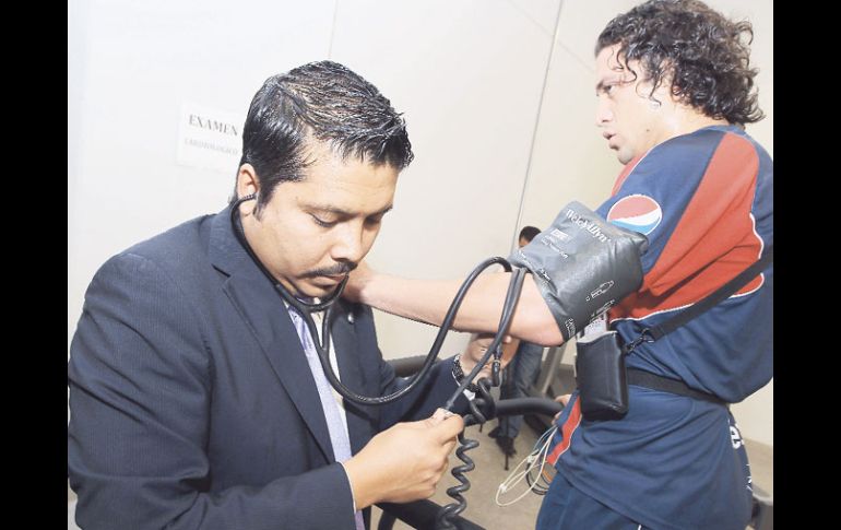 Héctor Reynoso se somete al examen cardiológico en las instalaciones del Estadio Omnilife. ESPECIAL  /