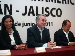 El gobernador del Estado, Emilio González (centro) y el mandatario de Michoacán, Leonel Godoy Rangel (der).  ESPECIAL  /