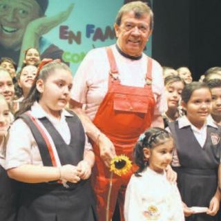 Chabelo engalana la ceremonia