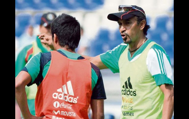 Raúl Gutiérrez, estratega del Tricolor Sub-17, da indicaciones a uno de sus pupilos en la práctica del equipo mexicano. MEXSPORT  /