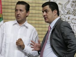 José María Martínez (der) presentó ayer al pleno la solicitud para que se separe del cargo al auditor del Estado. M. FREYRIA  /