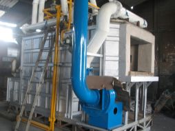 Un horno construido sobre una estructura de acero funde la chatarra. ID  /