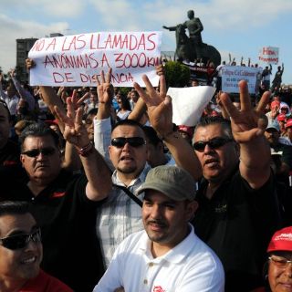 Se manifiestan a favor de Hank Rhon en Tijuana