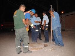 Personal del SIAPA y bomberos de Tlaquepaque y del Estado realizaron trabajos de limpieza en el drenaje. O. RUVALCABA  /
