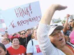 Miles de personas salieron a las calles de Tijuana a manifestarse en favor de Jorge Hank. AFP  /
